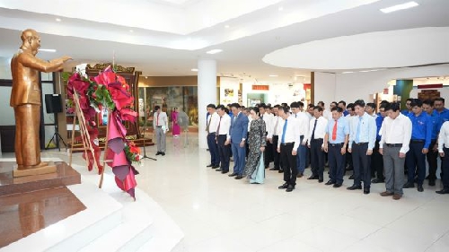 Đảng bộ UBND thành phố Huế dâng hoa tưởng niệm Chủ tịch Hồ Chí Minh