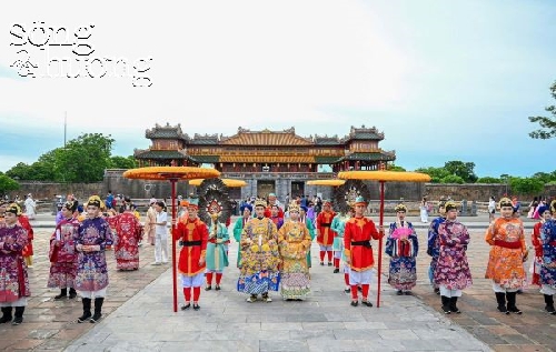 Gần 1.000 người tham gia  "Việt Phong hội tụ - Bách Hoa Bộ Hành" 