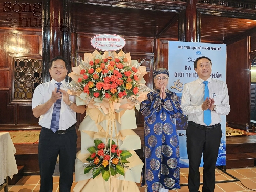 Ra mắt tập sách “Lời ca châu ngọc”, góp phần gìn giữ và lan tỏa di sản Ca Huế