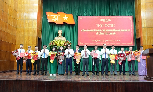 Thành phố Huế: Công bố và trao các quyết định về công tác cán bộ
