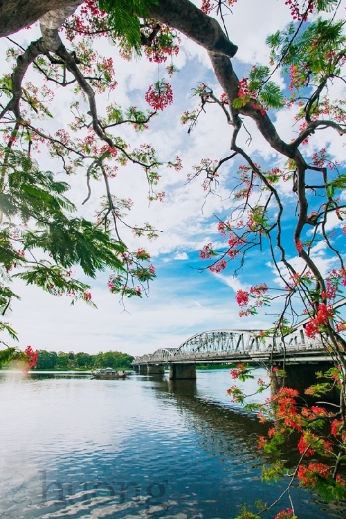 Chạm vào Huế