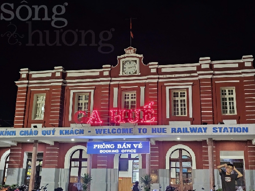 Bóng người đổ xuống sân ga