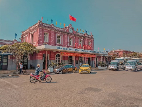 Bóng người đổ xuống sân ga