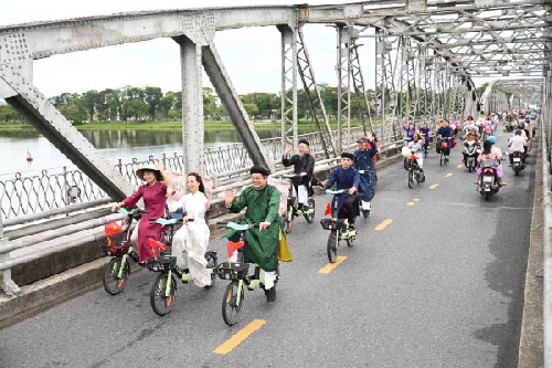 "Áo dài qua phố" lan tỏa thông điệp du lịch xanh tại Huế