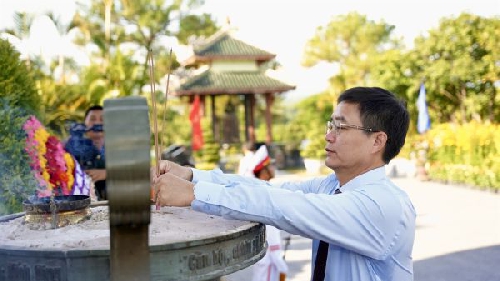 Lãnh đạo thành phố dâng hương, dâng hoa tri ân các Anh hùng liệt sĩ