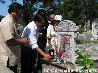 Ngày Thơ đi viếng mộ thi nhân