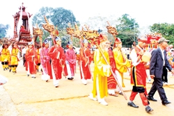Tưng bừng lễ hội Hoa Lư Ninh Bình