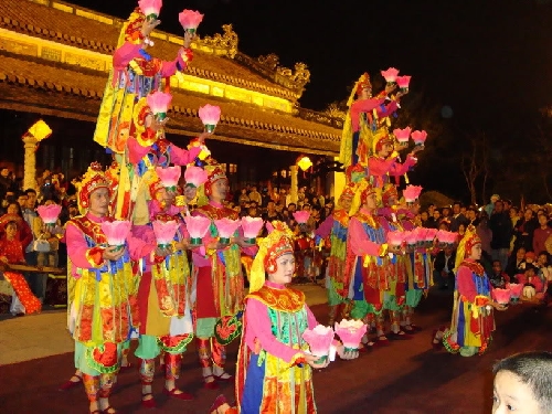 Múa cung đình Huế trên sân khấu Paris