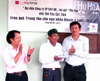 Quỹ Tình Sông Hương trao quà cho nạn nhân DIOXIN tại A Lưới