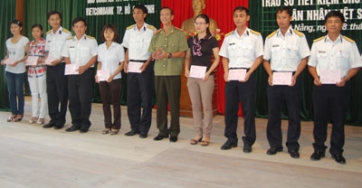 Tặng sổ tiết kiệm cho thân nhân liệt sĩ Trường Sa
